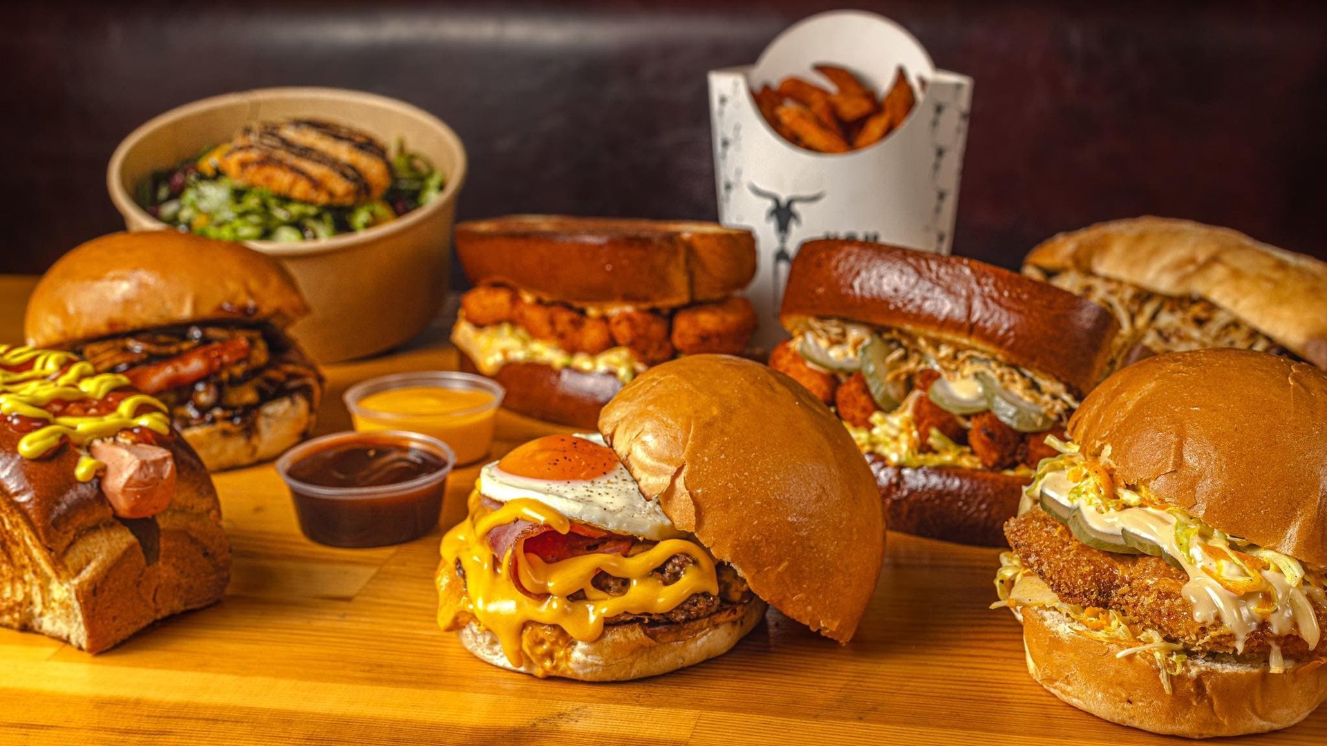 Ποικιλία από burgers, σάντουιτς και πατάτες