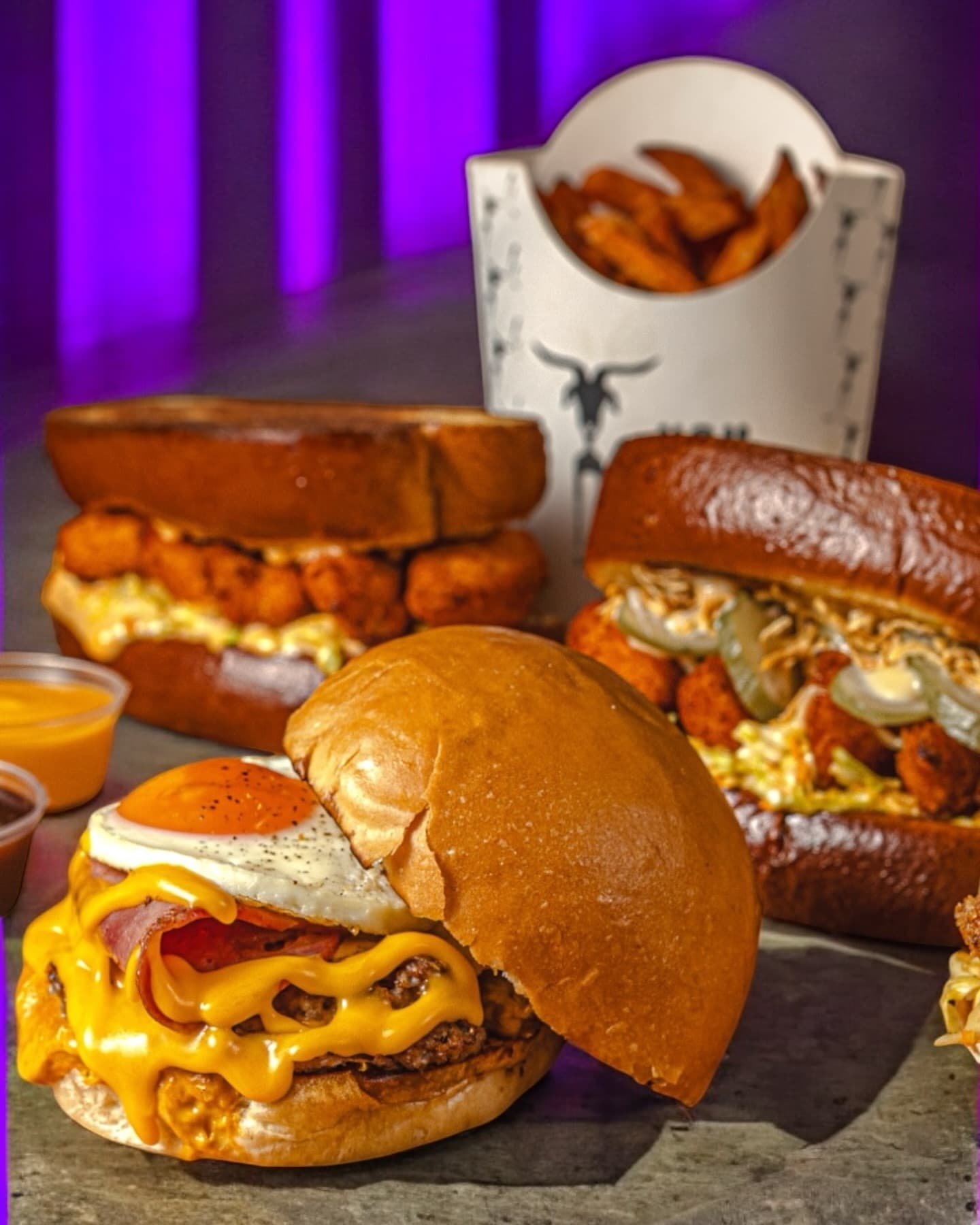 Burger με αυγό, σάντουιτς μπριός και πατάτες