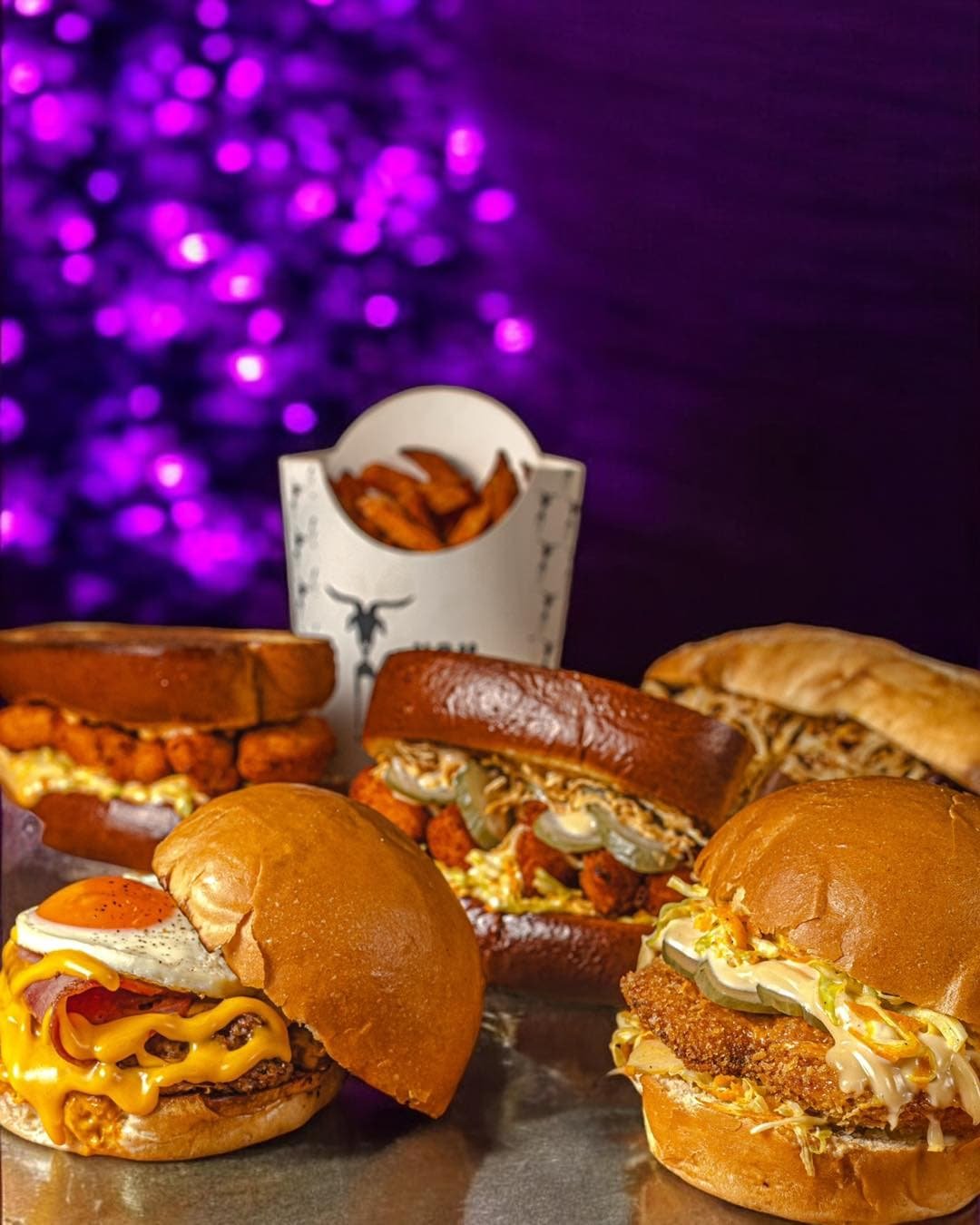 Ποικιλία: burgers, σάντουιτς μπριός και πατάτες τηγανητές