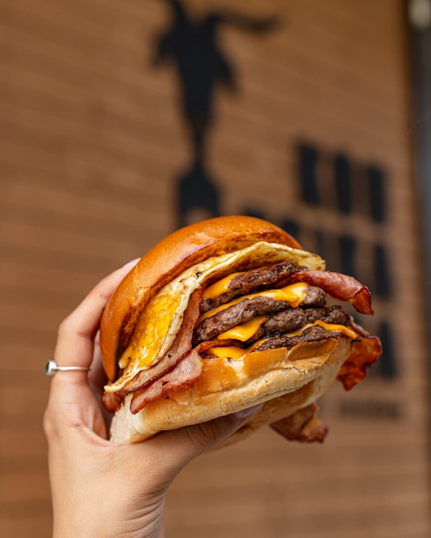 Τετραπλό smash burger με αυγό